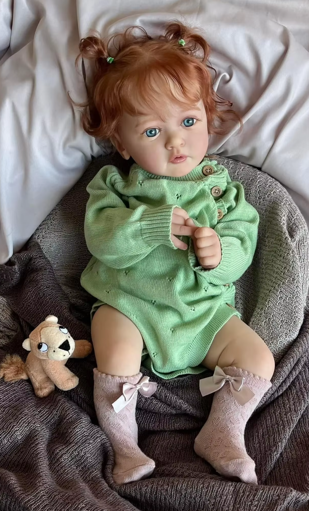 Ayana – 60 cm Reborn Babypuppe Mädchen mit Verwurzeltem Rotem Haar – Deine Lebensechte Kuschelfreundin