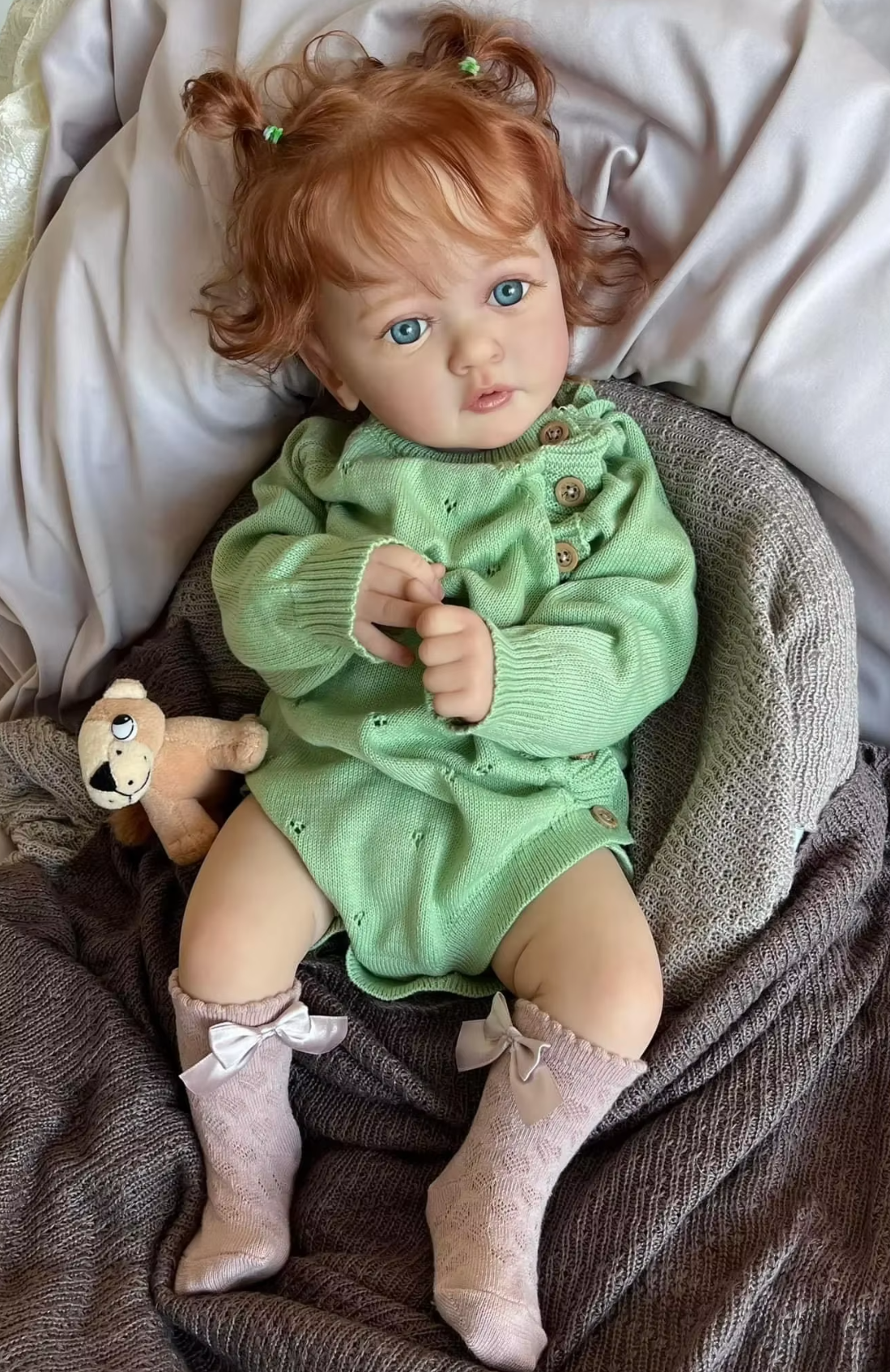 Ayana – 60 cm Reborn Babypuppe Mädchen mit Verwurzeltem Rotem Haar – Deine Lebensechte Kuschelfreundin