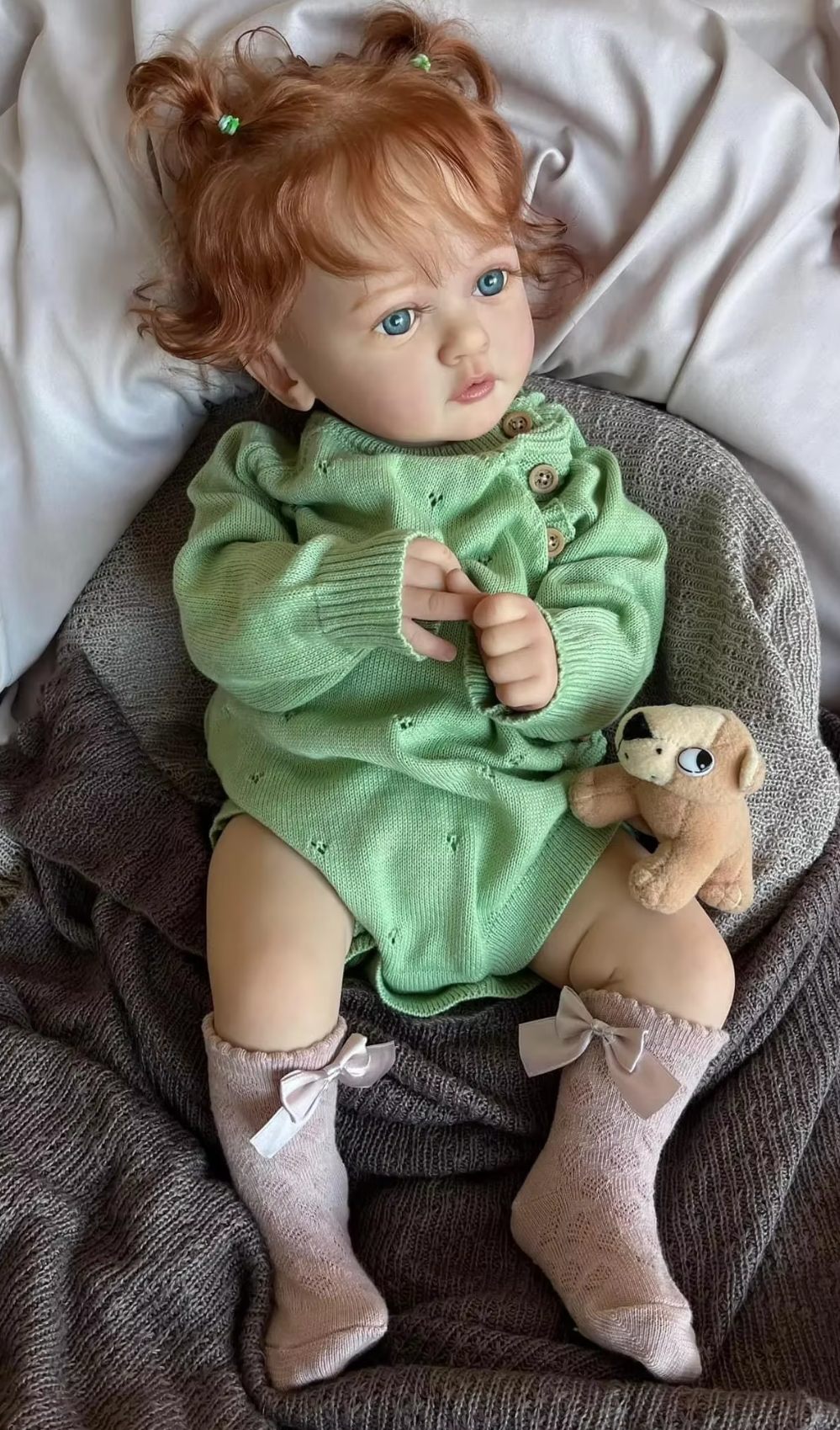 Ayana – 60 cm Reborn Babypuppe Mädchen mit Verwurzeltem Rotem Haar – Deine Lebensechte Kuschelfreundin