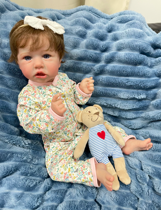 Maya – 55 cm Reborn Babypuppe aus Vollvinyl mit 3D-gestrichener Haut und Zubehör