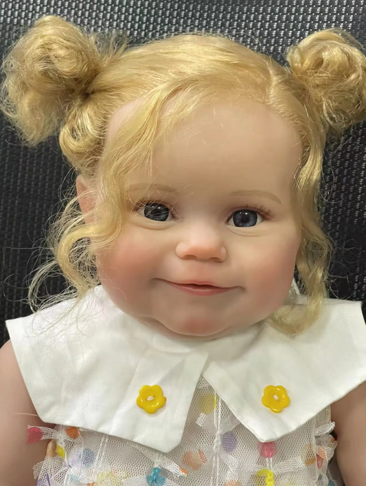 “Charlotte” – Bambola Reborn in Silicone da 60 cm con Ricci Biondi e Pelle Texture 3D – Capolavoro Artistico Svizzera