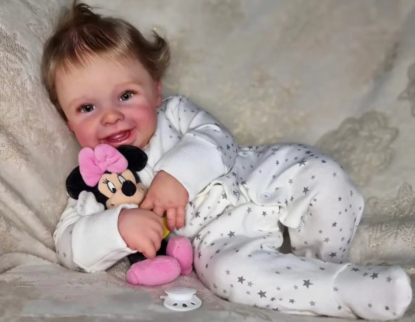 Millie Joy – 55 cm lächelnde Reborn Babypuppe mit blauen Augen & handgerootetem Haar