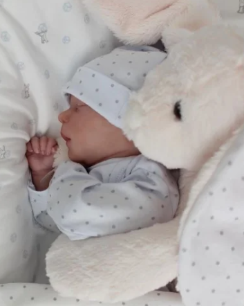 Schlafende Reborn Babypuppe Junge – 45 cm Flexibles Kleinkind mit Lebensechten Merkmalen